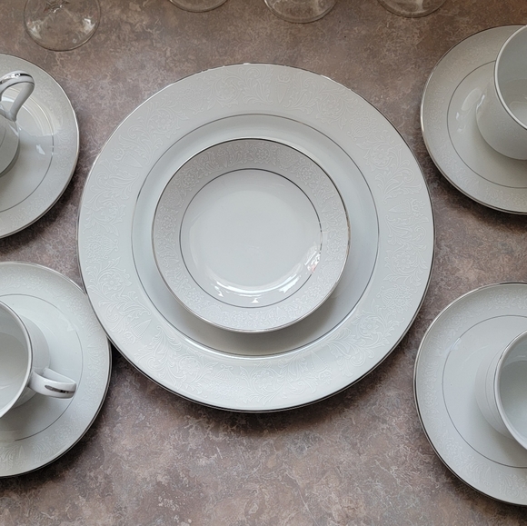 Crown Victoria fine china Lovelace pattern - Picture 4 of 7